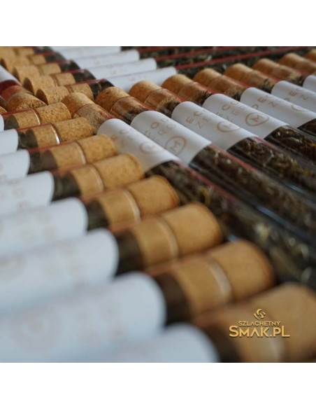 Herbata w szklanej rurce z korkiem