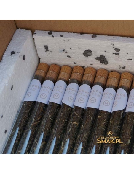 Herbata w szklanej rurce z korkiem